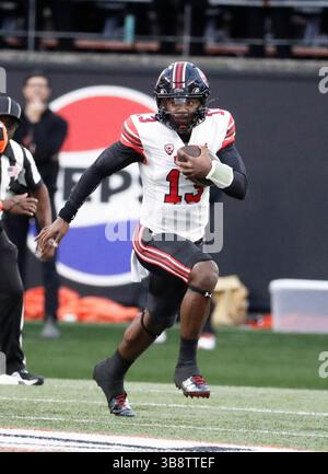 29 septembre 2023 : le quarterback des Utah Nate Johnson (13 ans) cherche un gardien de quarterback pour gagner quelques yards lors du match de football NCAA entre les Utah Utes et les Oregon State Beavers au Reser Stadium, Corvallis, OREGON. Larry C. Lawson/CSM (crédit image : © Larry C. Lawson/CSM via ZUMA Press Wire) Banque D'Images