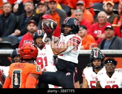 29 septembre 2023 : Devaughn Vele (17 ans), receveur des Utah Utes Wide, tire une passe pendant le match de football NCAA entre les Utah Utes et les Oregon State Beavers au Reser Stadium, Corvallis, OREGON. Larry C. Lawson/CSM (crédit image : © Larry C. Lawson/CSM via ZUMA Press Wire) Banque D'Images
