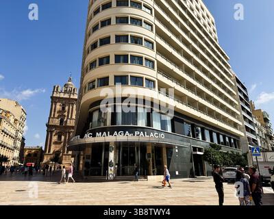 Malaga, Espagne - 02 mai 2025 : scène urbaine avec AC Hotel Malaga Palacio et un bâtiment historique à Malaga, Espagne Banque D'Images