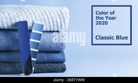 Pile de pulls et colorier palette dans classique bleu 2020 couleur. La couleur de l'année 2020 pour la mode et le concept de l'habillement. Banner Banque D'Images