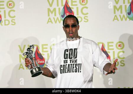 MIAMI, FL - AOÛT 28 : Sean ''Diddy'' Combs, animateur lors des MTV Video Music Awards 2005 - salle de presse le 28 août 2005 à l'American Airlines Arena de Miami, Floride...People : Sean Combs (image crédit : © SMG via ZUMA Press Wire) Banque D'Images