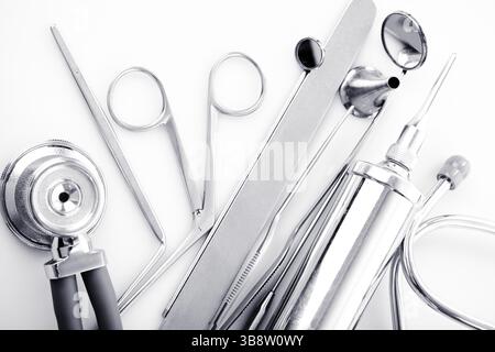 Instruments médicaux pour ENT médecin on white Banque D'Images