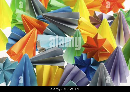 Fleur origami colorées isolé sur blanc comme unités, arc-en-ciel en arrière-plan faire Banque D'Images