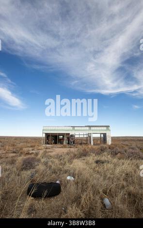 10 février 2024, Glen Rio, Texas, États-Unis : 9 février 2024. Graffiti couvre une station-service abandonnée dans le tronçon désolé de l'Interstate 40 près de Glen Rio, Texas et la frontière avec le Nouveau-Mexique. (Crédit image : © Ralph Lauer/ZUMA Press Wire) Banque D'Images