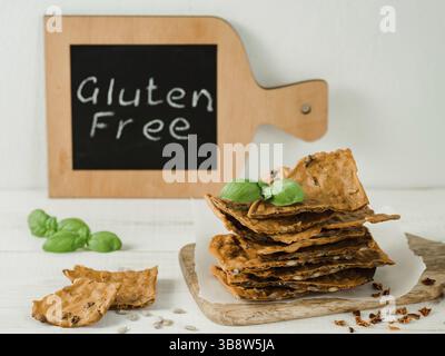 Pains croustillants au gluten-freen à base de farine de blé dur.La farine de sarrasin vert, le paprika fumé, les graines de tournesol sont des ingrédients pour ce cras cuit maison Banque D'Images