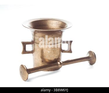 Mortier et pilon en cuivre rétro isolated on white Banque D'Images
