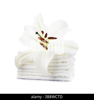 Les serviettes blanches avec lily flower isolated on white Banque D'Images