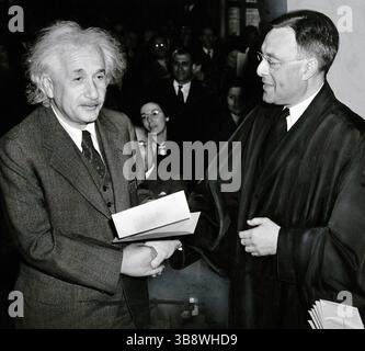 5 février 2024, Trenton, New Jersey, USA : Albert Einstein reçoit son certificat de citoyenneté américaine du juge Phillip Forman, Trenton, New Jersey, USA, Al Aumuller, New York World-Telegram and the Sun Newspaper Photograph Collection, 1er octobre 1940 (image crédit : © JT Vintage via ZUMA Press Wire) Banque D'Images