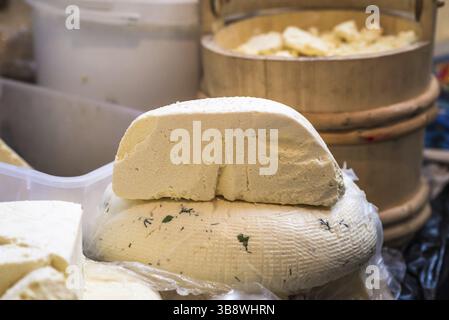 Morceau de délicieux fromage blanc frais à l'exposition Banque D'Images