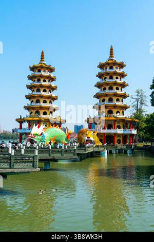 La tour Dragon et la tour Tigre. Dragon and Tiger Pagodes est un temple situé sur le lac Lotus dans le district de Zuoying, Kaohsiung, Taiwan. Banque D'Images