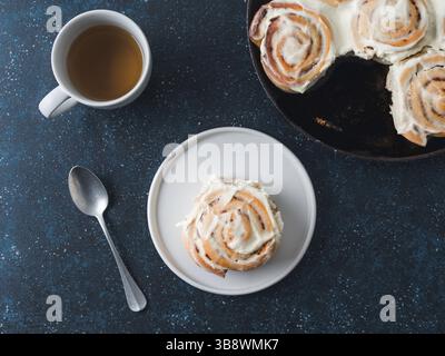 Pâtisseries d'idée et de recette - rouleaux à la cannelle parfaits avec garniture.Vegan suédois petits pains à la cannelle Kanelbullar avec des épices de citrouille, garniture de fromage à la crème végétalien Banque D'Images