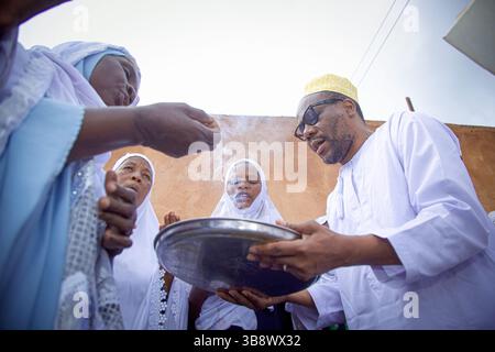 Femmes musulmanes qui ont terminé le Hajj priant pour l'ancien chef du parti ACT Wazalendo, Zitto Kabwe, à son domicile dans la ville de Kigoma, Tanza Banque D'Images