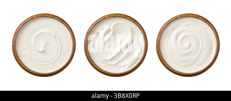 Vue de dessus du yogourt dans le bol sur fond blanc. Concept d'alimentation saine Banque D'Images