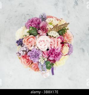 Magnifique bouquet de roses et d'oeillets, Dianthus, bush, limonium, lilas, tulipe. Bouquet de différentes fleurs. Shallow DOF, copiez l'espace. Vue d'en haut. Squ Banque D'Images