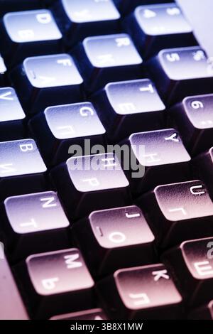 Clavier ordinateur noir close up sous des lampes Banque D'Images