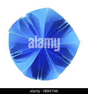 Flocon de neige à l'origami bleu isolé sur fond blanc Banque D'Images