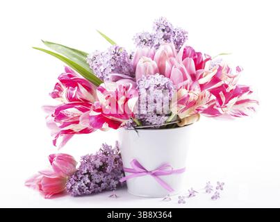 Bouquet de tulipes roses et lilas sur fond blanc Banque D'Images