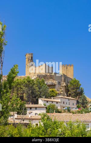 Château médiéval Uncastillo debout sur les toits d'une charmante ville à Uncastillo, Saragosse, Aragon, Espagne, présentant un mélange d'histoire et Banque D'Images