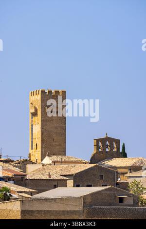 La tour médiévale en pierre de Layana se dresse au-dessus des maisons traditionnelles aux toits de tuiles, à Saragosse, Aragon, Espagne Banque D'Images