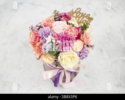 Beau bouquet de roses, dianthus, oeillet Bush, limonium, lilas et tulipe. Bouquet avec différentes fleurs. DOF peu profond, espace de copie. Vue de dessus Banque D'Images