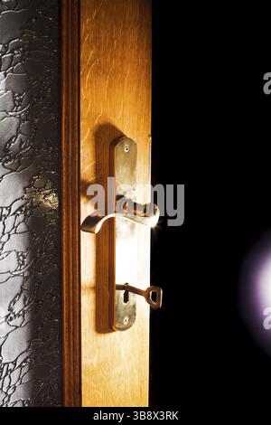 Ouvrez la porte avec la clé dans la pièce sombre avec de la lumière Banque D'Images