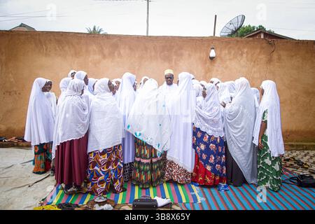 Femmes musulmanes qui ont terminé le Hajj en priant pour l’ancien dirigeant du Parti ACT Wazalendo, Zitto Kabwe, à son domicile dans la ville de Kigoma, en Tanzanie Banque D'Images