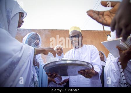Femmes musulmanes qui ont terminé le Hajj en priant pour l’ancien dirigeant du Parti ACT Wazalendo, Zitto Kabwe, à son domicile dans la ville de Kigoma, en Tanzanie Banque D'Images