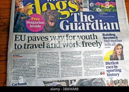 "L'UE ouvre la voie aux jeunes pour voyager et travailler librement" dans le journal Europe Guardian titre 26 avril 2025 Londres Royaume-Uni Grande-Bretagne Banque D'Images