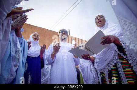 Femmes musulmanes qui ont terminé le Hajj en priant pour l’ancien dirigeant du Parti ACT Wazalendo, Zitto Kabwe, à son domicile dans la ville de Kigoma, en Tanzanie Banque D'Images
