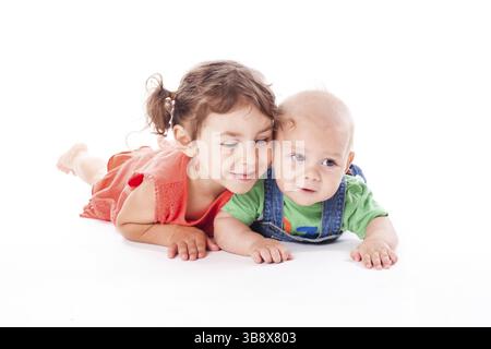 Adorable famille. Soeur et frère isolated on white Banque D'Images