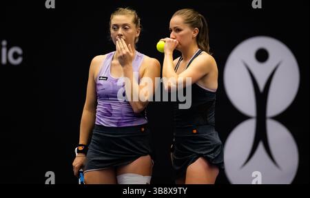 6 octobre 2022, OSTRAVA, RÉPUBLIQUE TCHÈQUE : Alicia Barnett de Grande-Bretagne et Olivia Nicholls de Grande-Bretagne en action lors des quarts de finale en double du tournoi de tennis Agel Open WTA 500 2022 (crédit image : © Rob Prange/AFP7 via ZUMA Press Wire) Banque D'Images