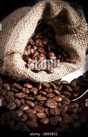 Les fèves de café se répandre à partir de sac de toile Banque D'Images