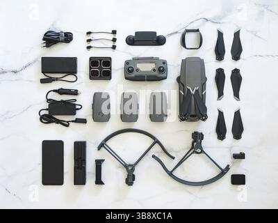 Jeu de drone pliable ou de quadcopter avec de nombreux accessoires, vue de dessus ou plat.Kit de drone pliant et équipement pour UAV sur fond de marbre blanc Banque D'Images
