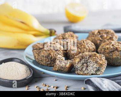 Vue rapprochée d'une homemmade sans gluten muffins aux bananes avec de la farine de sarrasin. Vegan muffins aux graines de pavot bleu sur la plaque en bois gris tabl Banque D'Images