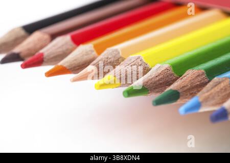Crayons de couleur arc-en-ciel dans une rangée isolated on white Banque D'Images