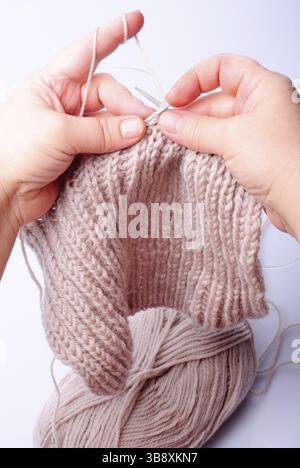 Le tricot mains close up avec fil tissé Banque D'Images