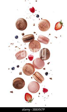 Volez des macarons français. Lévitez la composition avec différents types de macarons colorés en mouvement tombant ou volant isolé sur fond blanc Banque D'Images