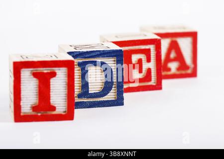Idée de mot faite à partir de blocs d'alphabet sur blanc Banque D'Images