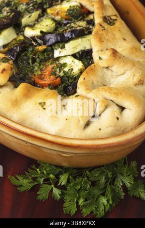 Cake aux légumes, cuit dans la poterie Banque D'Images