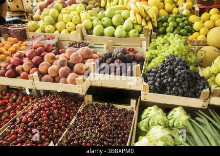 Divers fruits frais dans des boîtes sur le marché Banque D'Images