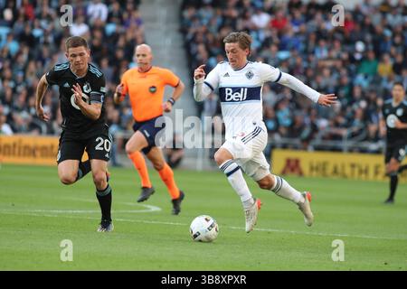 10 octobre 2022, St Paul, Minnesota, États-Unis : le milieu des Whitecaps de Vancouver Ryan Gauld (25 ans) porte le ballon tout en étant défié par le milieu des Whitecaps du Minnesota United Will Trapp (20 ans) lors du match entre le Minnesota United FC et les Whitecaps de Vancouver à Allianz Field. Crédit obligatoire : Bruce Fedyck Zuma Press (crédit image : © Bruce Fedyck/ZUMA Press Wire) Banque D'Images