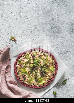 Croûte de pizza de betterave avec des blettes suisses fraîches ou des feuilles de betterave de mangold.idées et recettes pour une collation végétalienne saine.croûte de pizza sans œufs avec des graines de chia a Banque D'Images