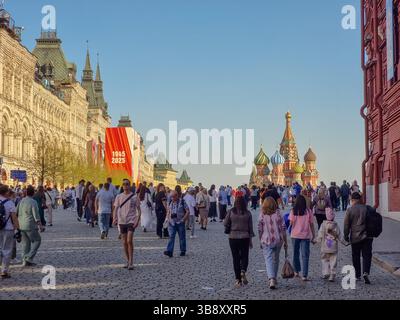 Les gens sur la place Rouge Moscou Russie, avec des décorations du jour de la victoire de l'Union soviétique (seconde Guerre mondiale).le 9 mai 2025 ; la cathédrale de Basile à l'arrière Banque D'Images