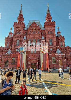 Musée historique d'État sur la place Rouge Moscou Russie, avec des décorations du jour de la victoire de l'Union soviétique (seconde Guerre mondiale).le 9 mai 2025 Banque D'Images
