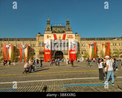 Les gens sur la place Rouge Moscou Russie, avec des décorations du jour de la victoire de l'Union soviétique (seconde Guerre mondiale).le 9 mai 2025 ; GOMME décorée en arrière-plan Banque D'Images