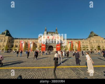 Les gens sur la place Rouge Moscou Russie, avec des décorations du jour de la victoire de l'Union soviétique (seconde Guerre mondiale).le 9 mai 2025 ; GOMME décorée en arrière-plan Banque D'Images
