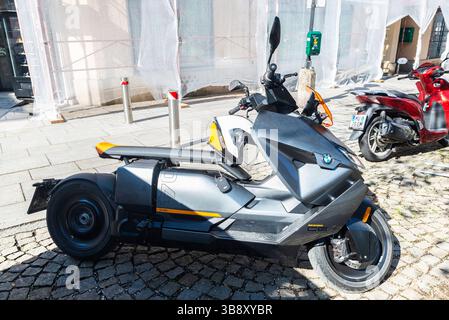 Salzbourg, Autriche - 2 avril 2025 : BMW ce 04, scooter ou moto électrique produit par BMW Motorrad, garé dans une rue de Salzbourg, Autriche Banque D'Images