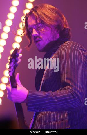 18 novembre 2013, Sheffield, Royaume-Uni : Arctic Monkeys se produisant à Sheffield Arena. (Crédit image : © Glenn Ashley/ZUMA Press Wire) Banque D'Images