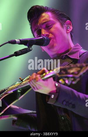 18 novembre 2013, Sheffield, Royaume-Uni : Arctic Monkeys se produisant à Sheffield Arena. (Crédit image : © Glenn Ashley/ZUMA Press Wire) Banque D'Images