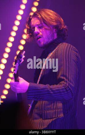18 novembre 2013, Sheffield, Royaume-Uni : Arctic Monkeys se produisant à Sheffield Arena. (Crédit image : © Glenn Ashley/ZUMA Press Wire) Banque D'Images